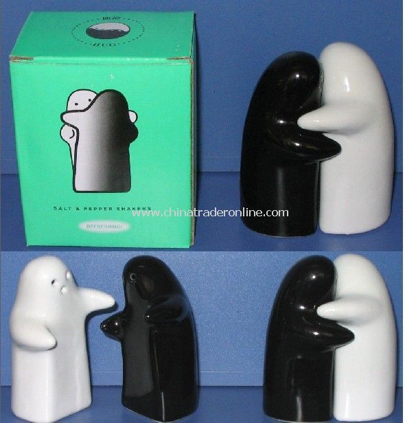 Factory outlet ceramic cruet black and white hug salt and pepper shaker from China